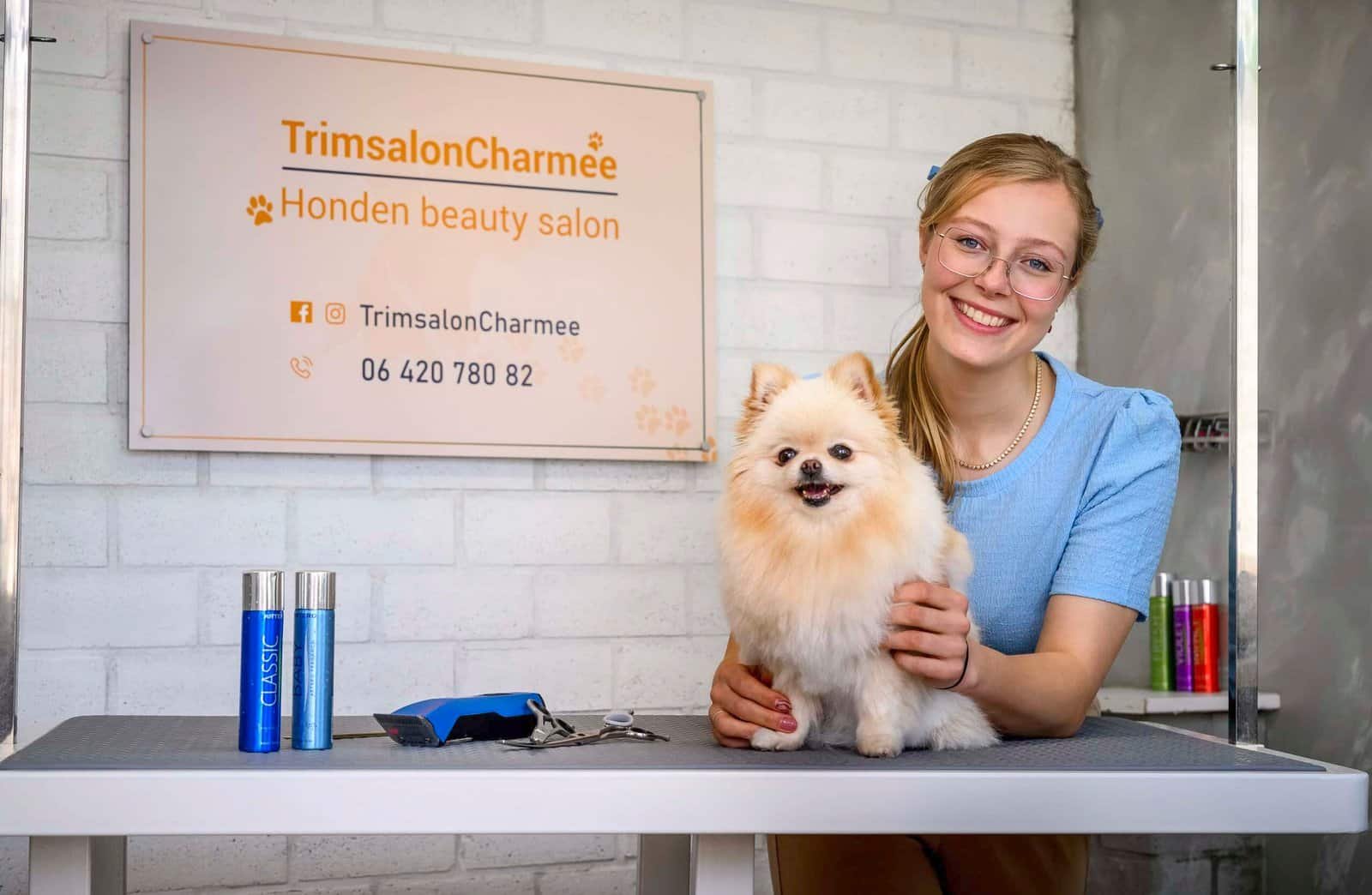 Charlotte, gediplomeerde hondentrimster bij Trimsalon Charmée in Westzaan, op 7 minuten van Zaandam